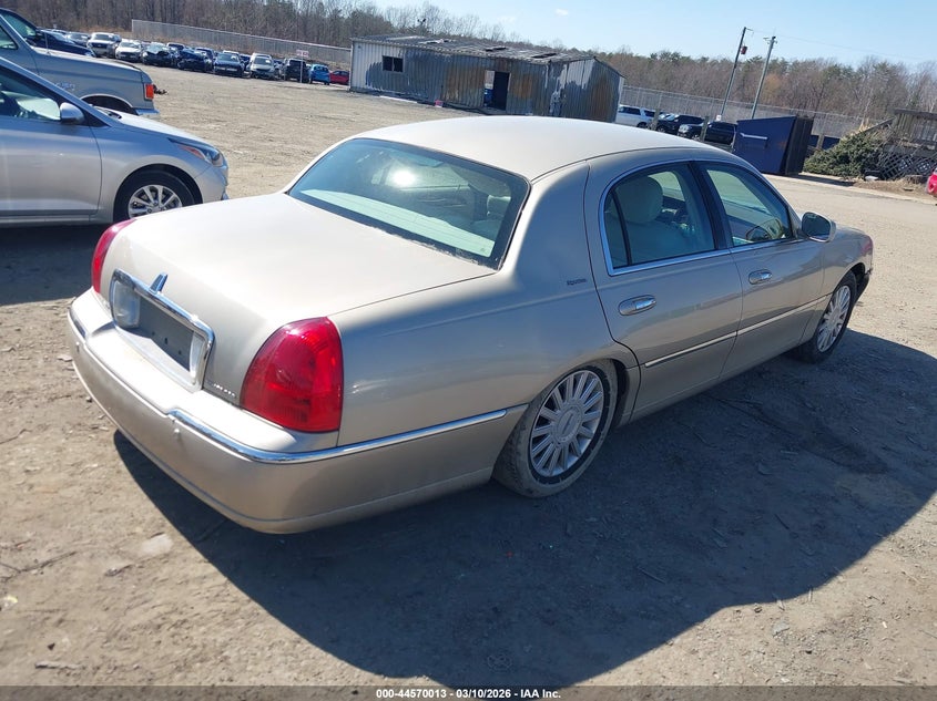 2005 Lincoln Town Car Signature