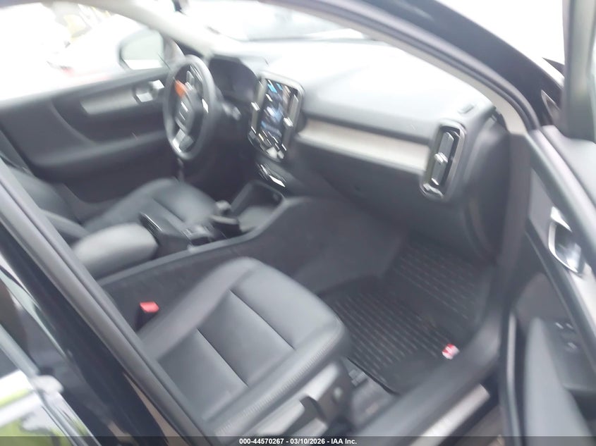 2025 Volvo Xc40 B5 Core Bright Theme