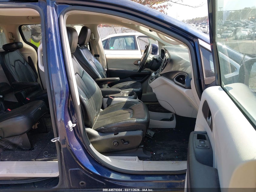 2017 Chrysler Pacifica Touring-L Plus