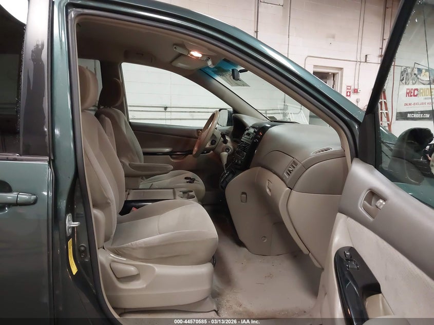 2004 Toyota Sienna Le