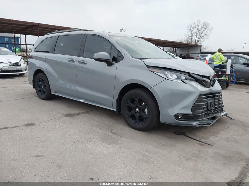TOYOTA SIENNA WOODLAND EDITION