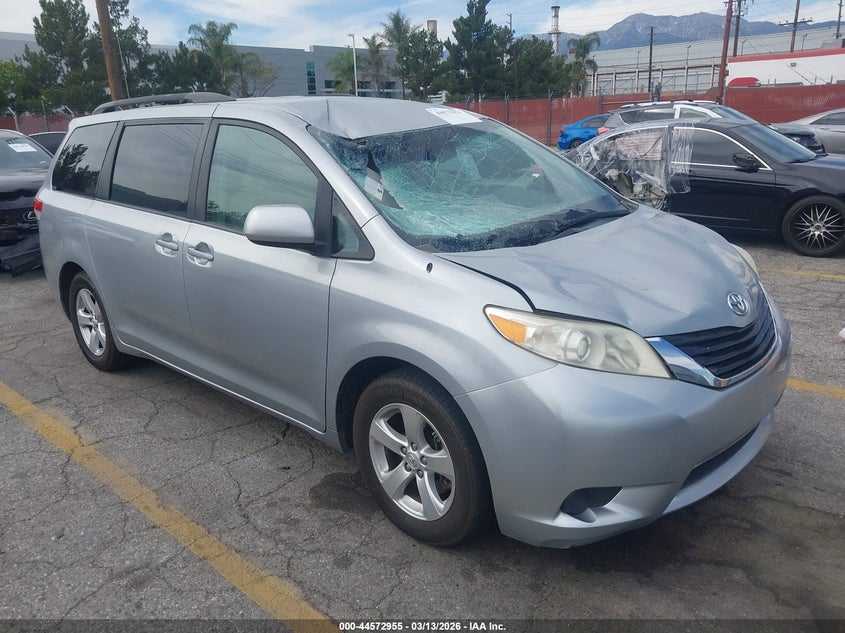 2014 Toyota Sienna Le V6 8 Passenger