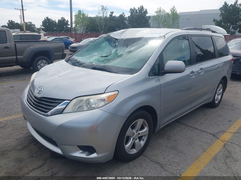 2014 Toyota Sienna Le V6 8 Passenger