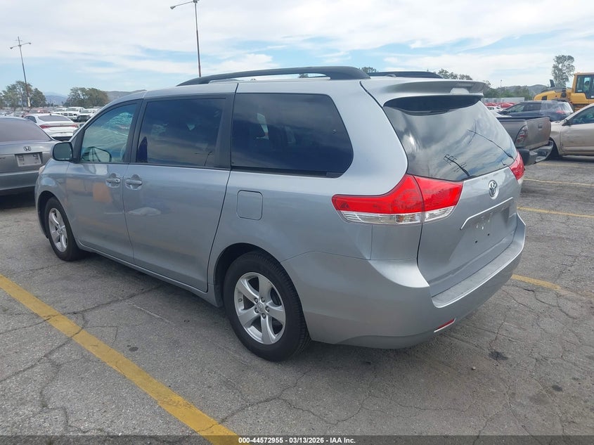 2014 Toyota Sienna Le V6 8 Passenger