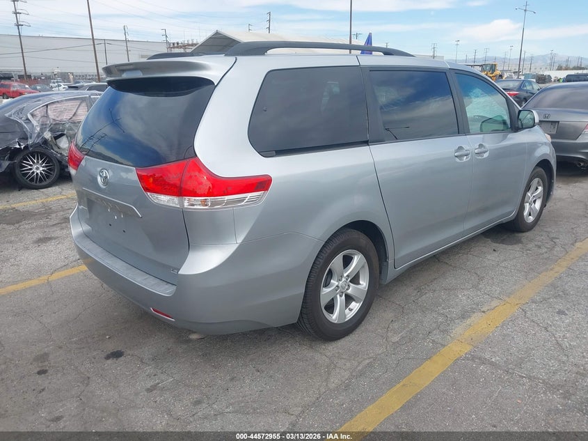 2014 Toyota Sienna Le V6 8 Passenger