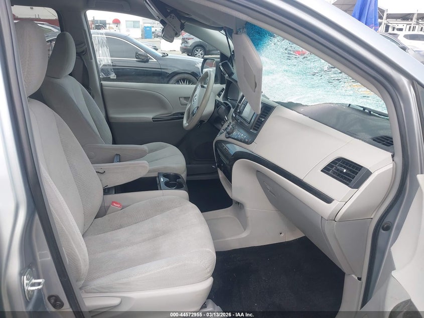 2014 Toyota Sienna Le V6 8 Passenger