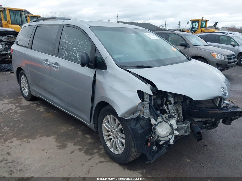 2015 Toyota Sienna Xle 8 Passenger
