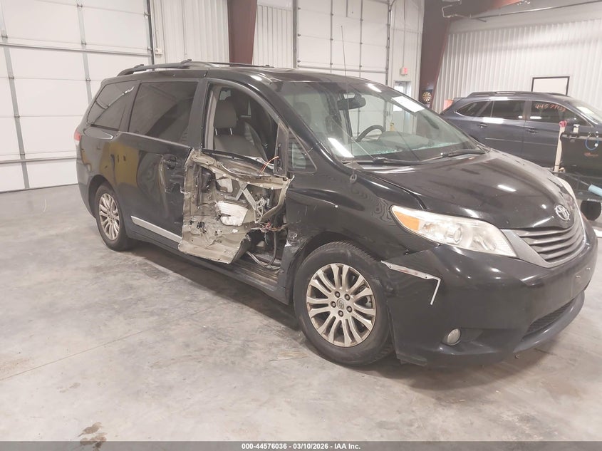 2013 Toyota Sienna Xle V6 8 Passenger