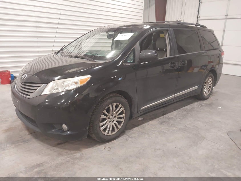 2013 Toyota Sienna Xle V6 8 Passenger