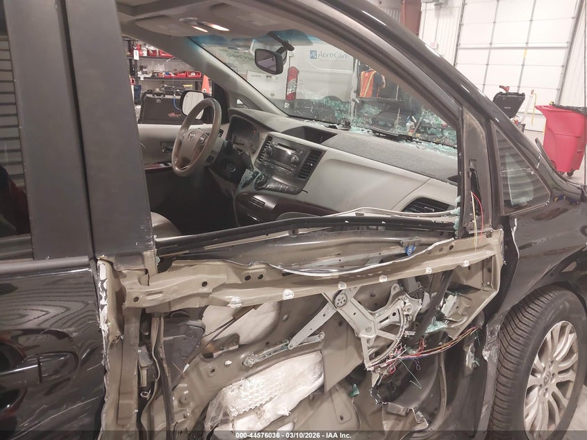 2013 Toyota Sienna Xle V6 8 Passenger