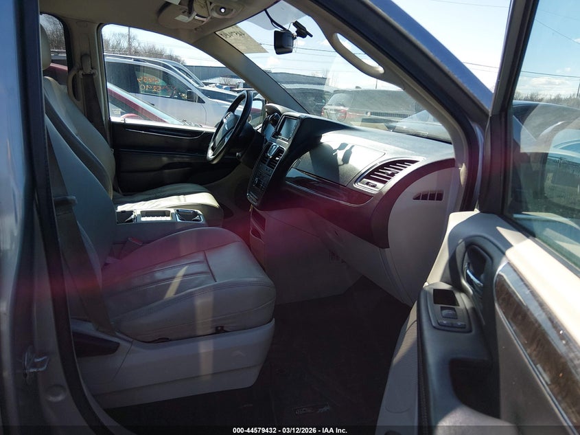 2013 Chrysler Town & Country Touring