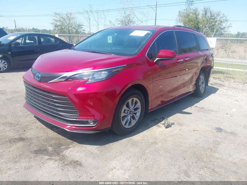 2025 Toyota Sienna Xle