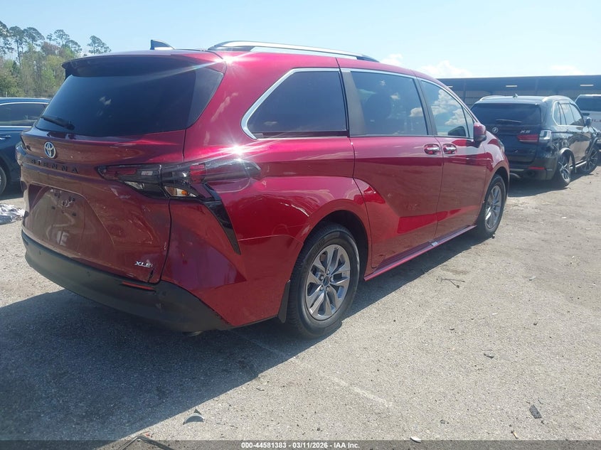 2025 Toyota Sienna Xle
