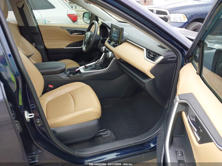 2019 TOYOTA RAV4 auction photo 5