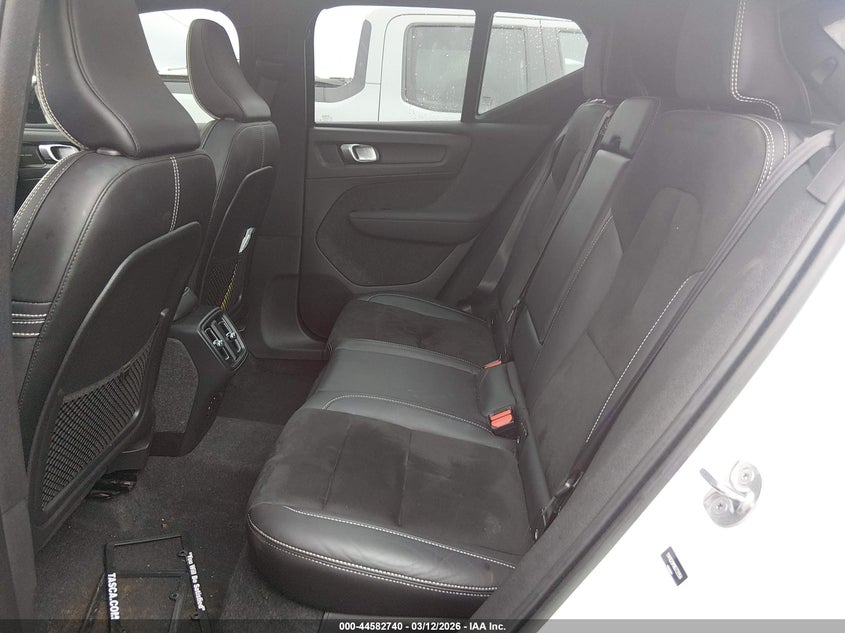 2022 Volvo Xc40 T5 R-Design VIN: YV4162UM1N2722954 Lot: 44582740