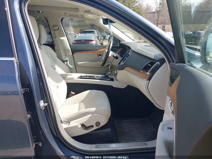 2022 Volvo Xc90 T6 Momentum 7 Passenger