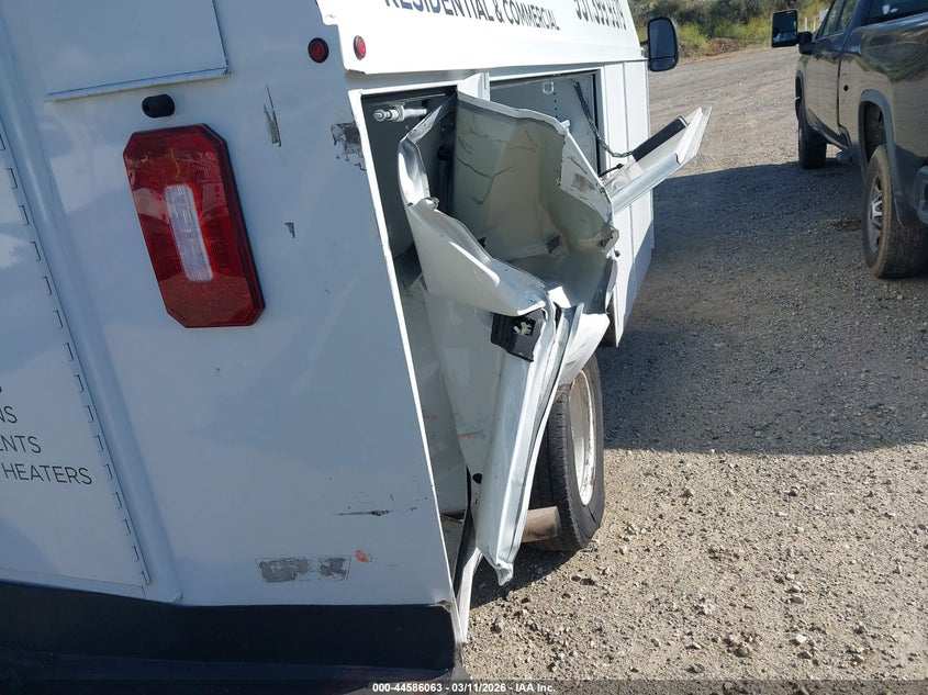1FDWE3F68KDC02052 2019 Ford Econoline Cutaway White