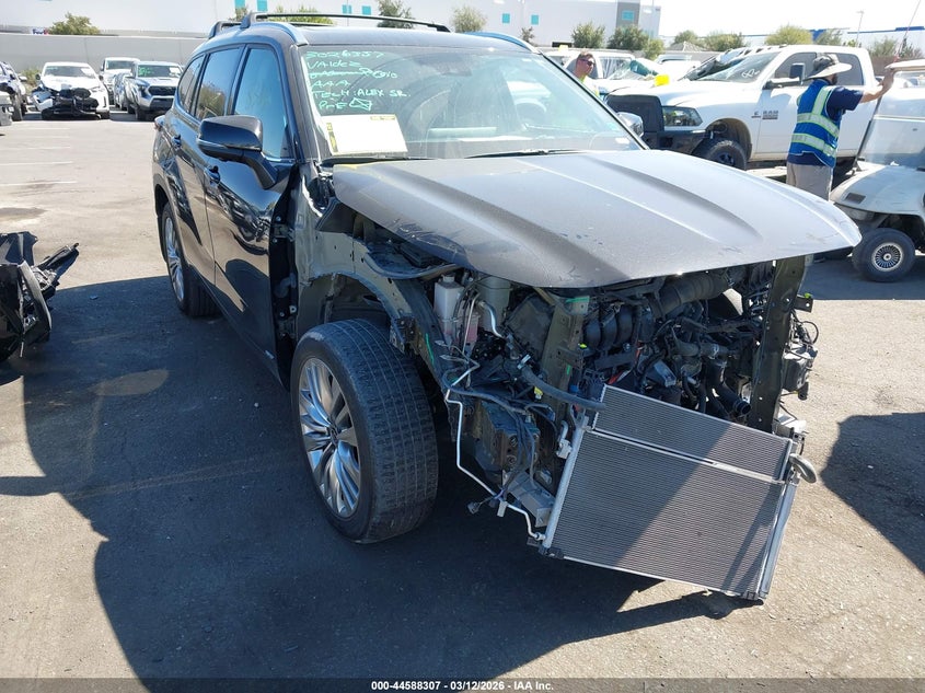 2024 Toyota Highlander Hybrid Platinum