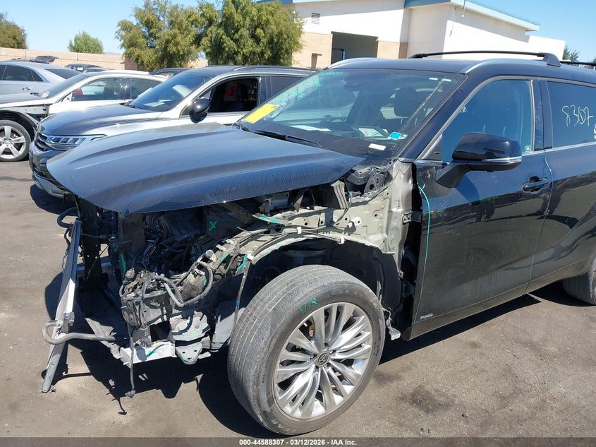 2024 Toyota Highlander Hybrid Platinum
