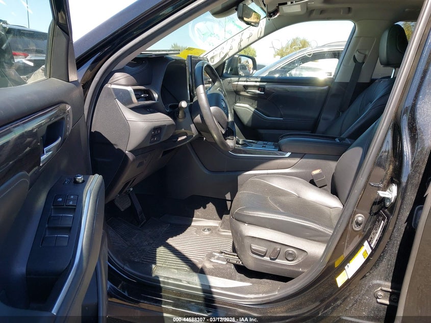 2024 Toyota Highlander Hybrid Platinum