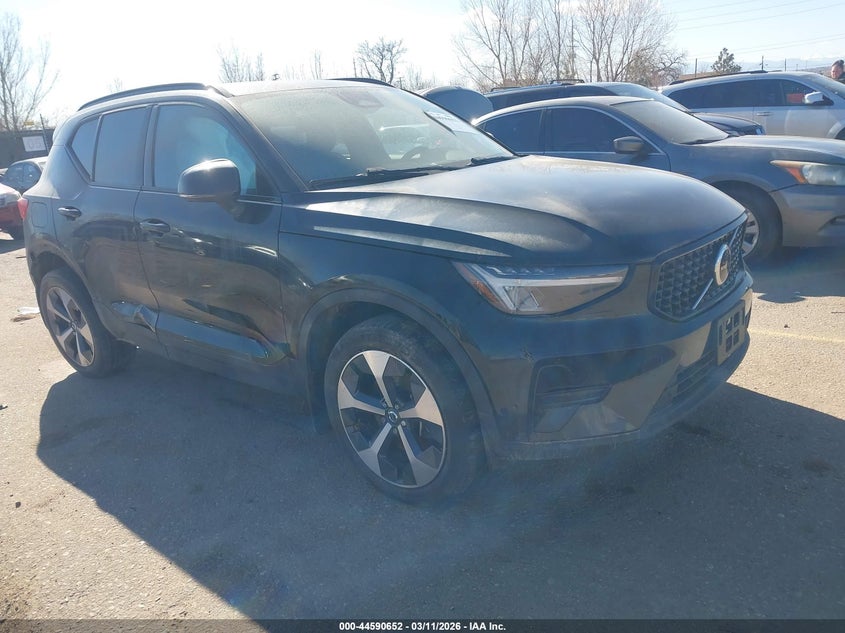 2024 VOLVO XC40 B5 CORE DARK THEME