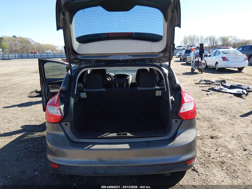 1FAHP3K26CL415444 2012 Ford Focus 2.0 Se grey