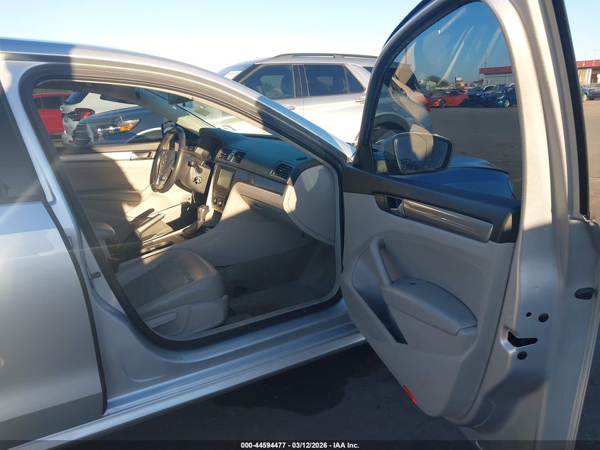 2014 Volkswagen Passat 1.8T Wolfsburg Edition