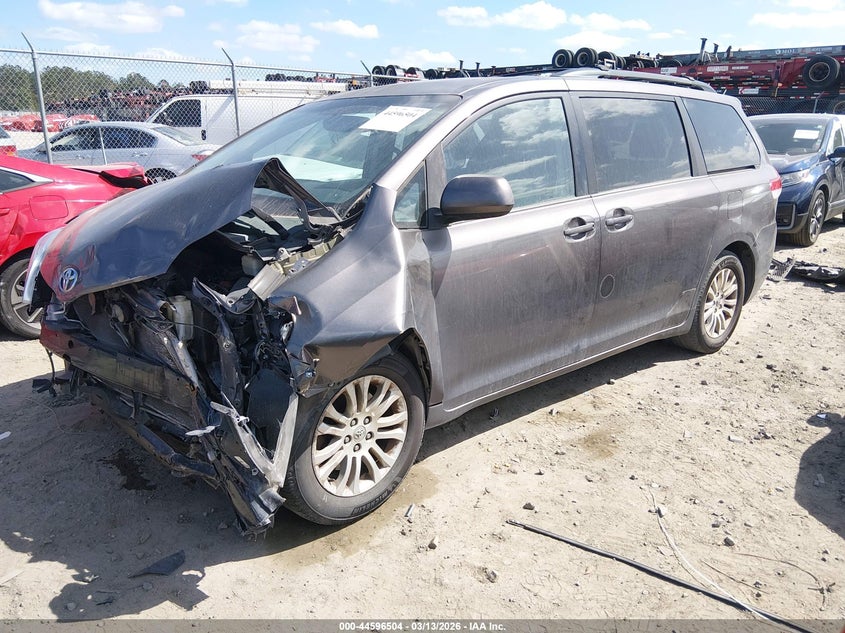 2013 Toyota Sienna Xle V6 8 Passenger