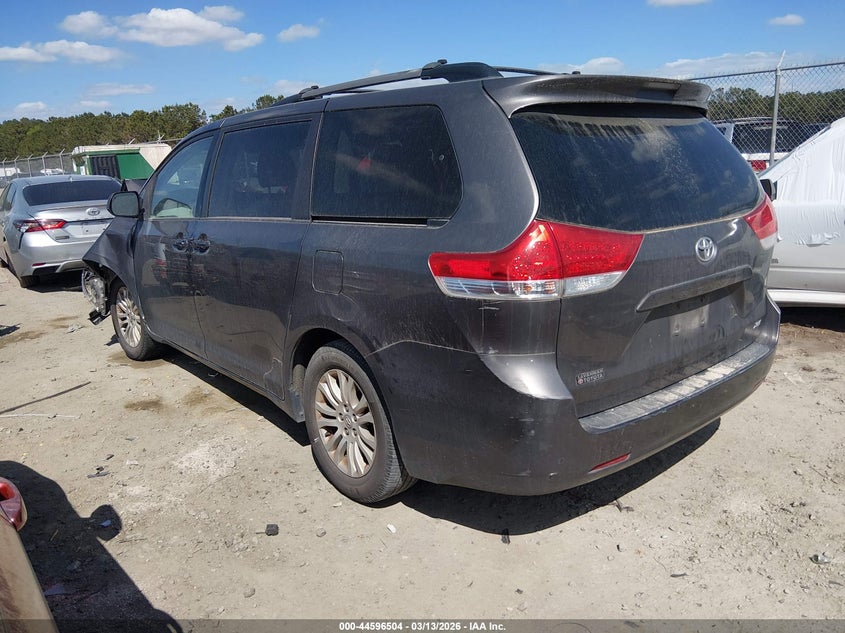 2013 Toyota Sienna Xle V6 8 Passenger