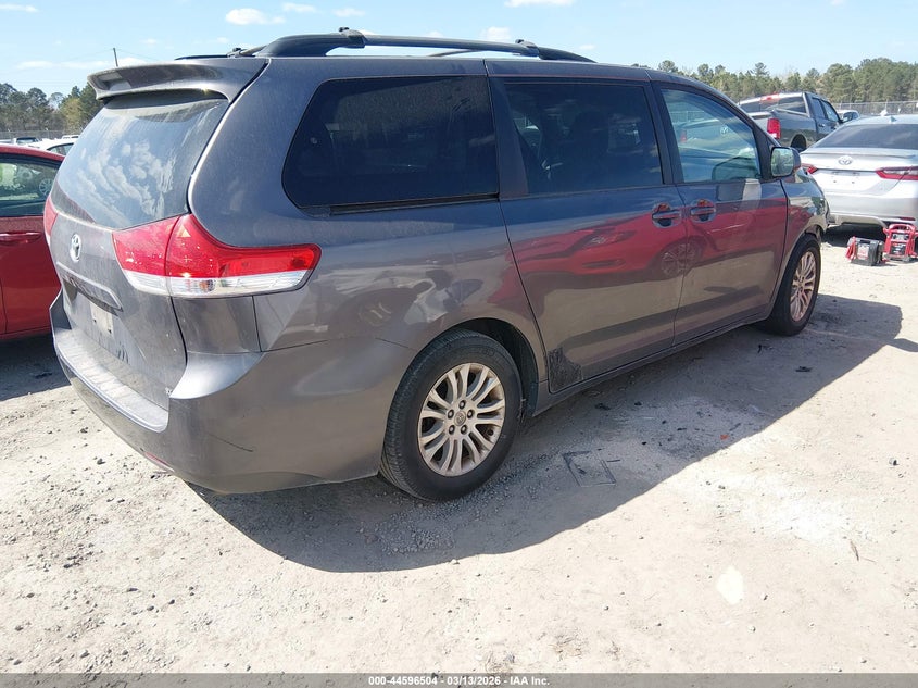 2013 Toyota Sienna Xle V6 8 Passenger