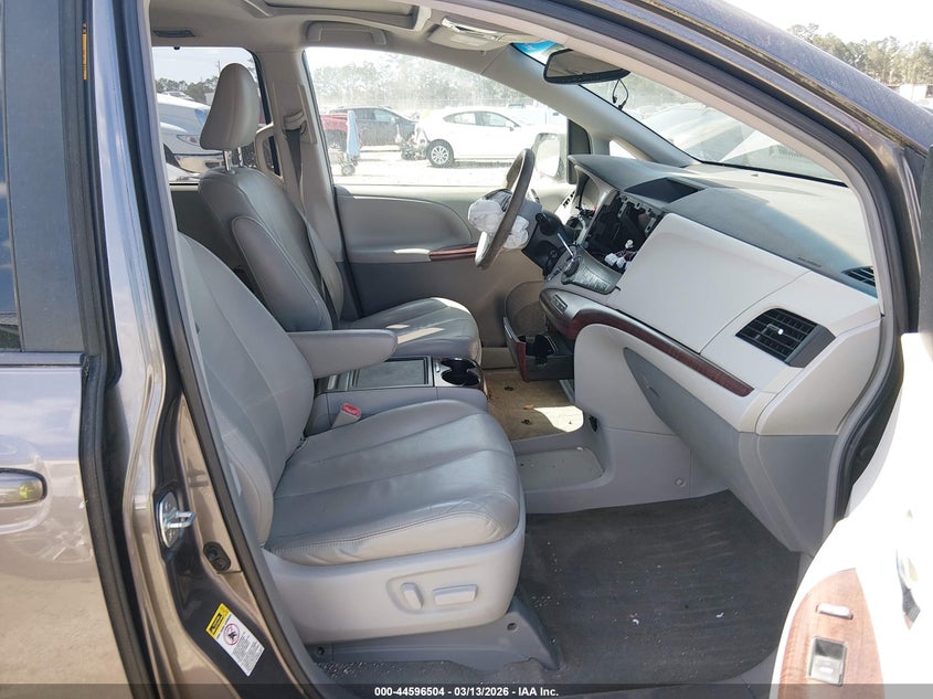 2013 Toyota Sienna Xle V6 8 Passenger