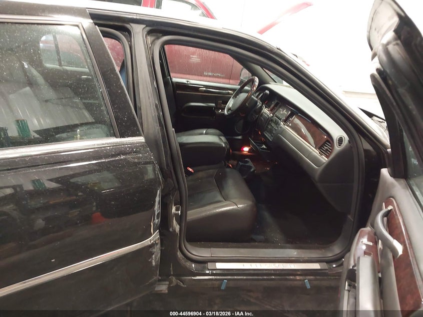 2011 Lincoln Town Car Signature Limited