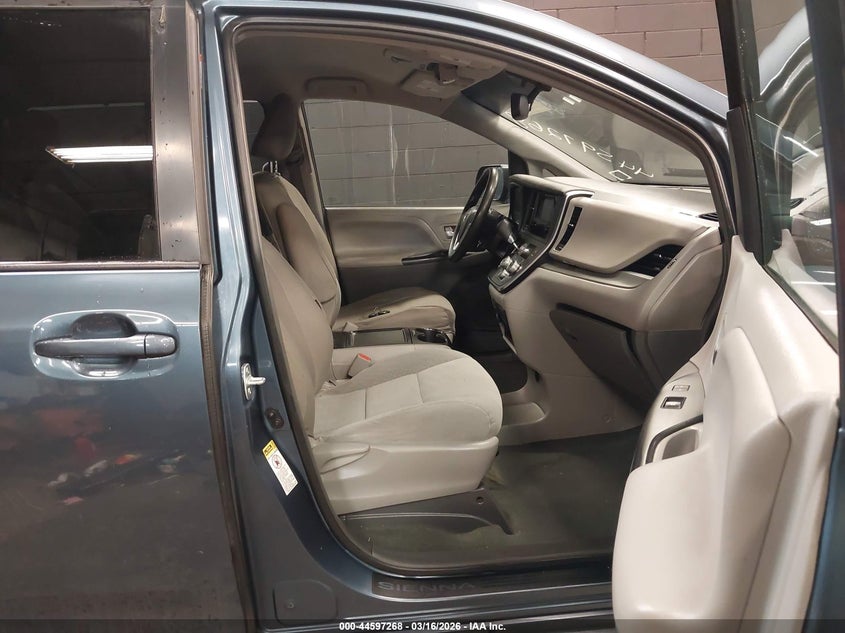 2016 Toyota Sienna Le 8 Passenger