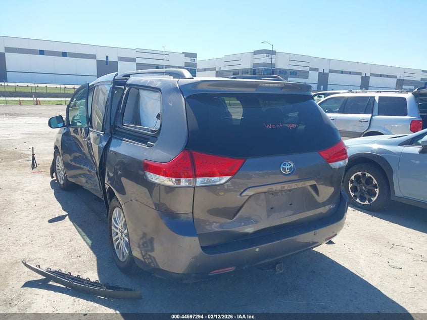 2014 Toyota Sienna Xle V6 8 Passenger