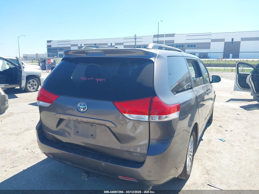 2014 Toyota Sienna Xle V6 8 Passenger