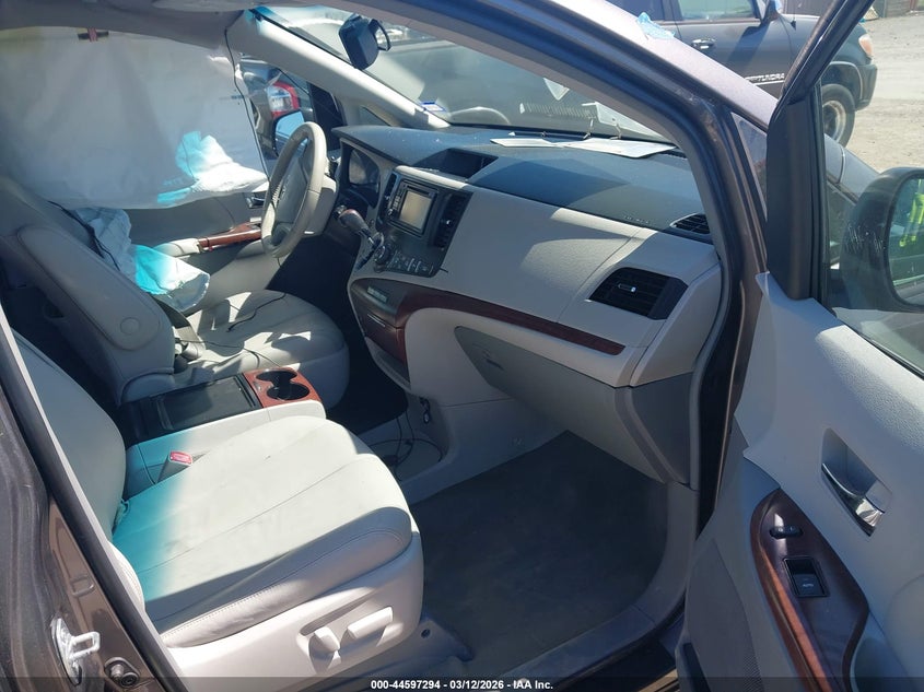 2014 Toyota Sienna Xle V6 8 Passenger