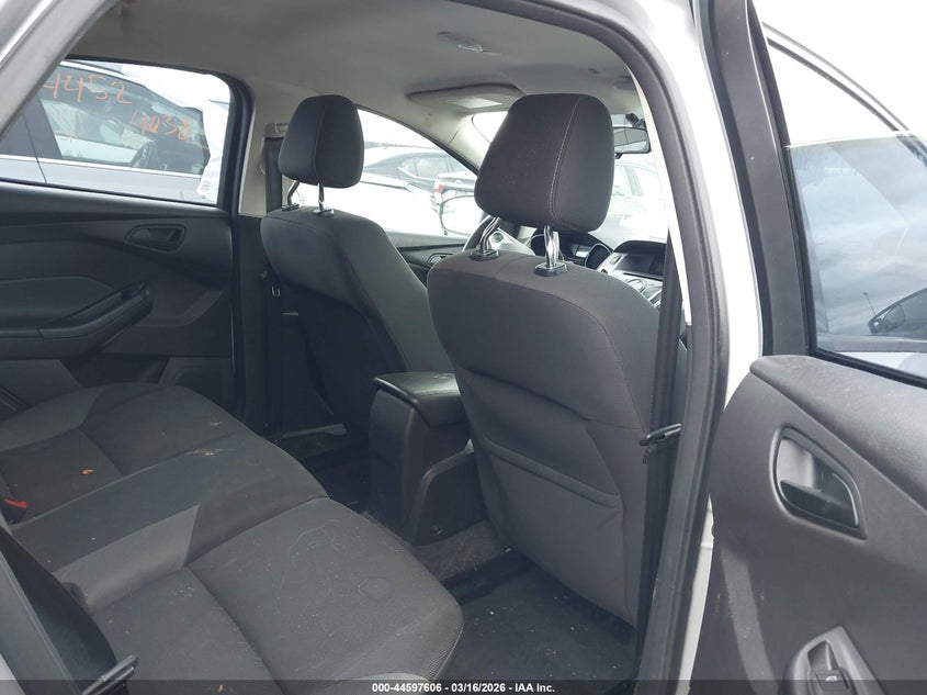 1FAHP3K24CL337696 2012 Ford Focus 2.0 Se silver