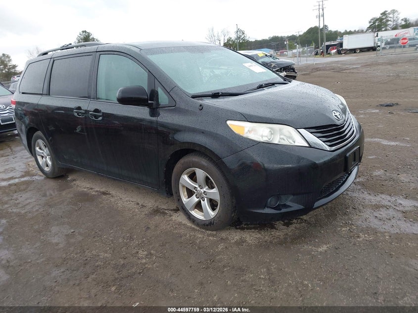 2013 Toyota Sienna Le V6 8 Passenger