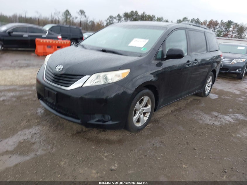 2013 Toyota Sienna Le V6 8 Passenger