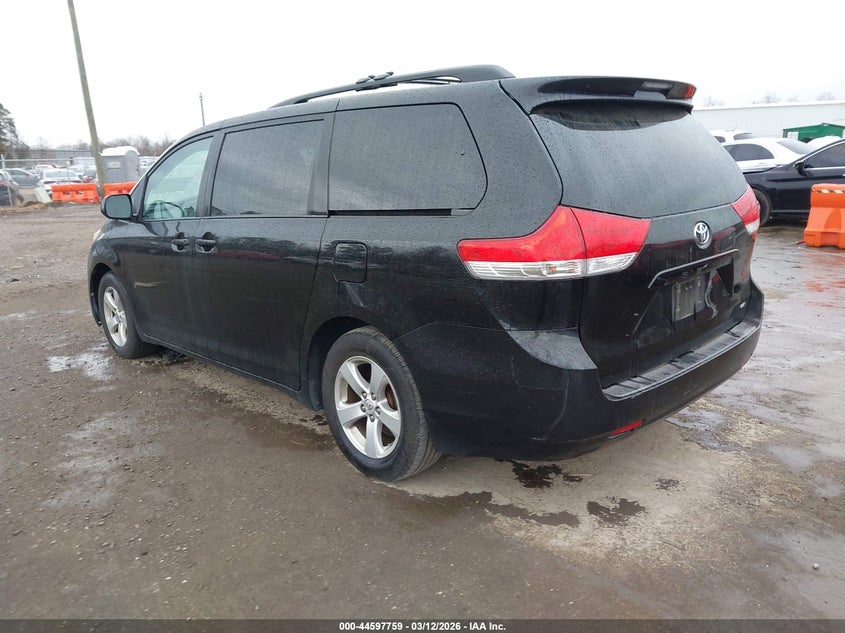 2013 Toyota Sienna Le V6 8 Passenger
