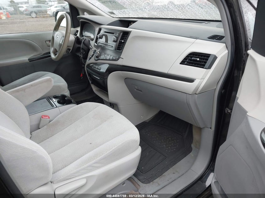 2013 Toyota Sienna Le V6 8 Passenger