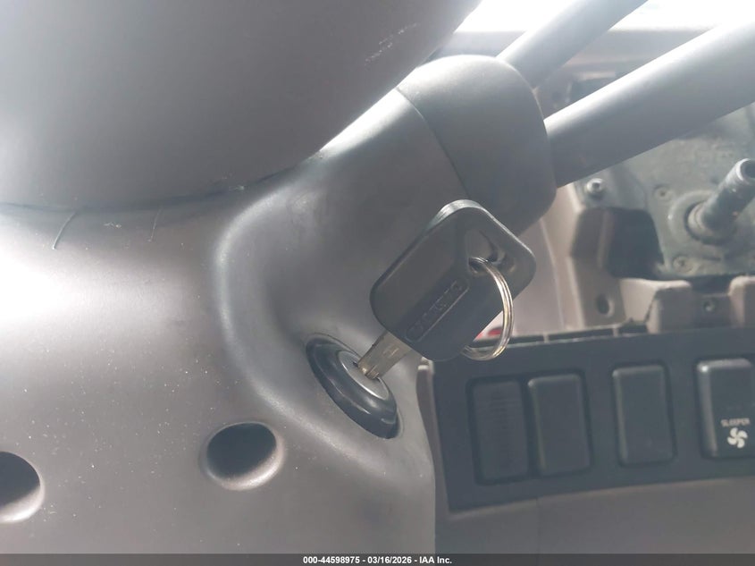 4V5RC9EJ2GN959448 2016 Volvo Vah white