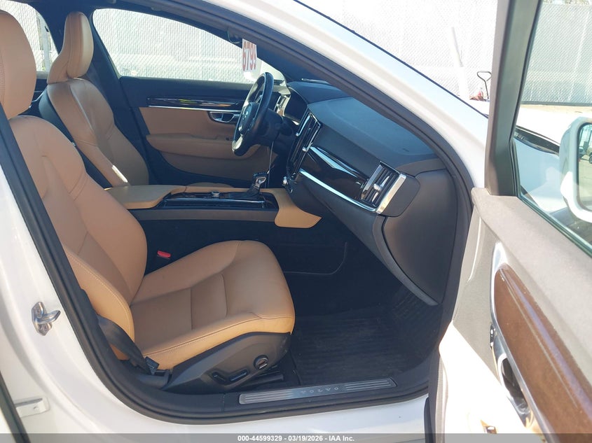 2020 Volvo S90 T6 Momentum