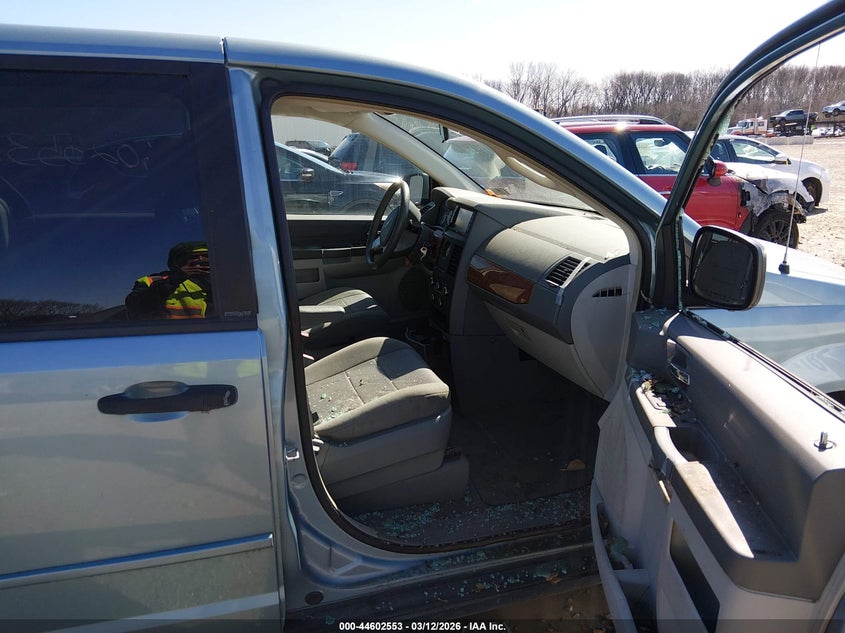 2008 Chrysler Town & Country Lx