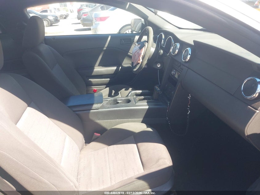 2005 Ford Mustang V6 Deluxe/V6 Premium