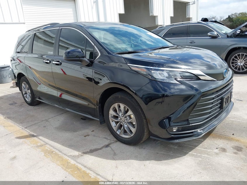 2025 Toyota Sienna Xle
