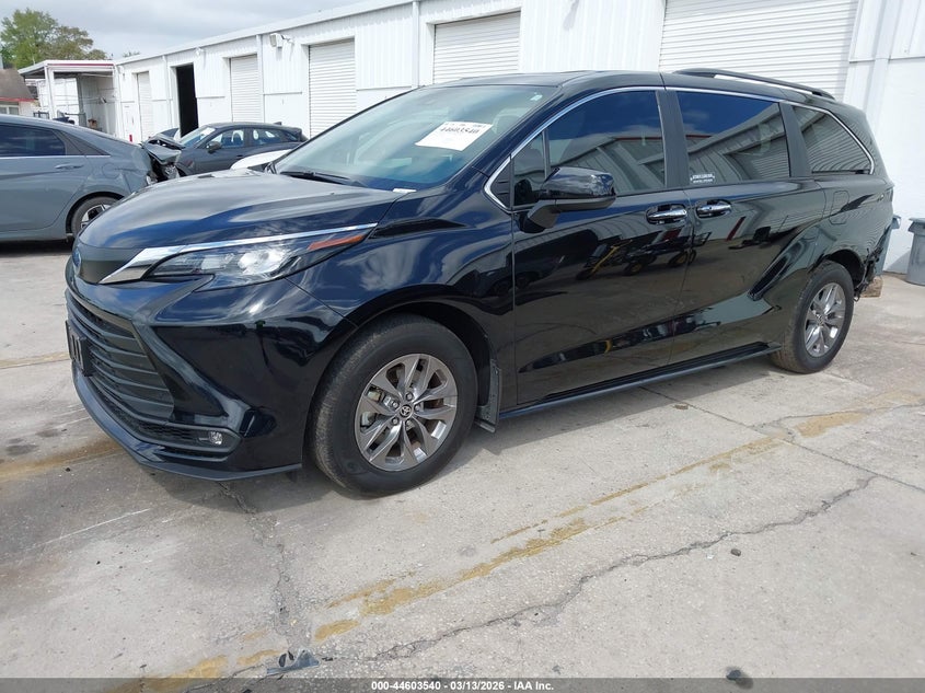 2025 Toyota Sienna Xle