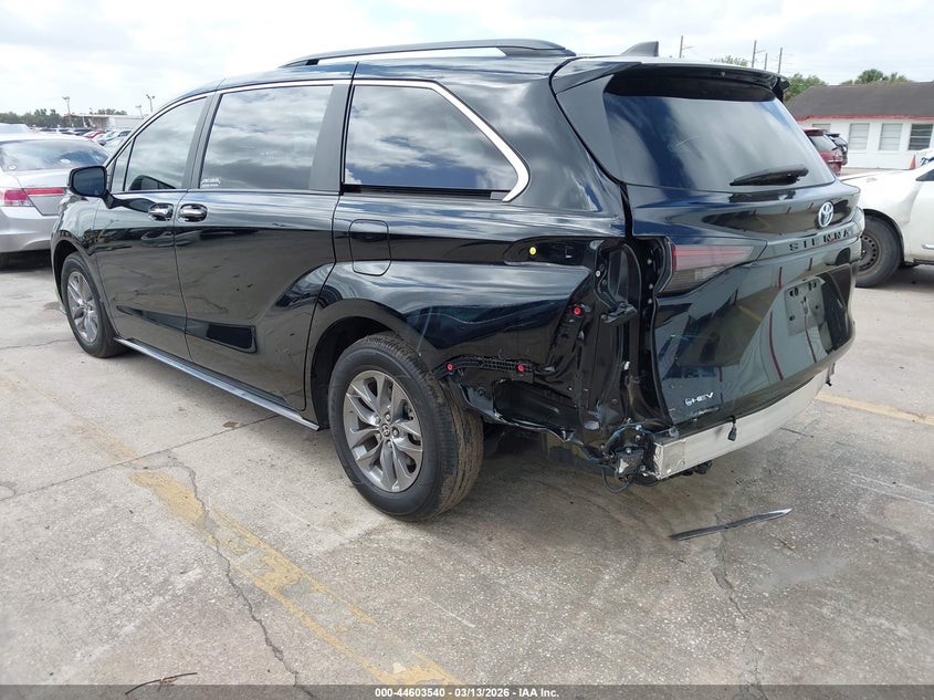 2025 Toyota Sienna Xle