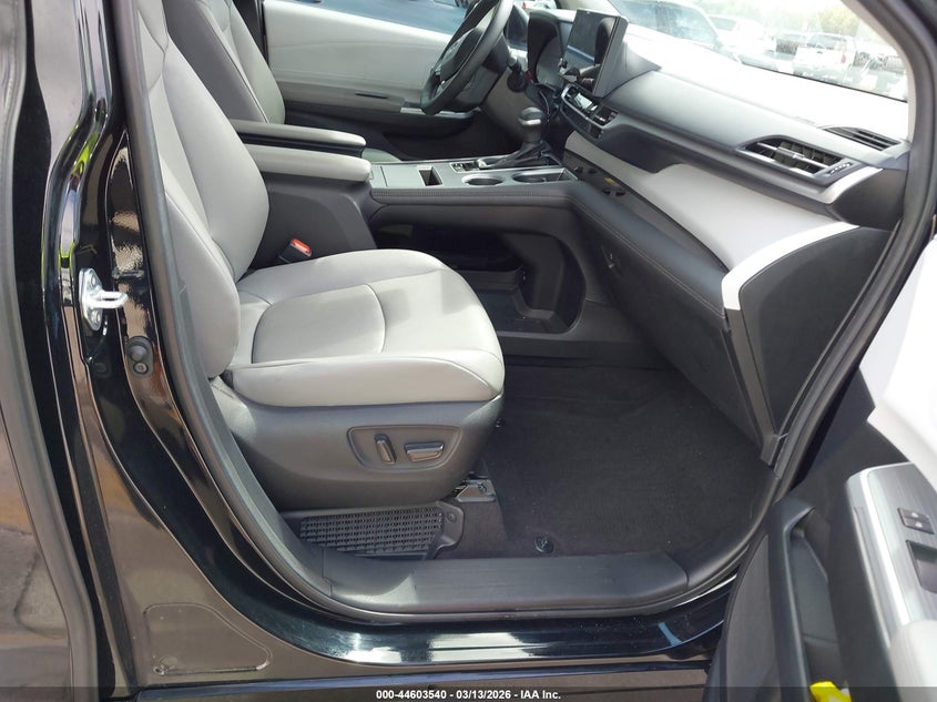 2025 Toyota Sienna Xle