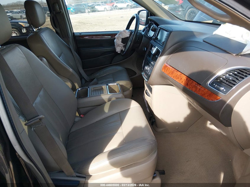 2016 Chrysler Town & Country Touring